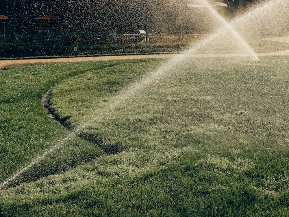 How to Choose the Right Garden Gear Sprinkler for Large-Scale Lawns